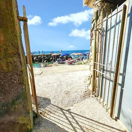 Spacious With Sea View In Apartmán
